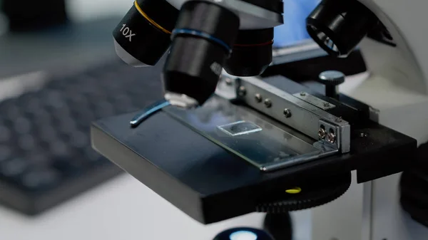 Close up of microscopic sample tray for optical analysis — Stock Photo, Image