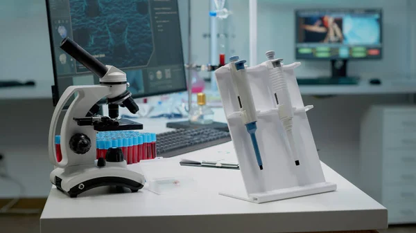 Vetenskaplig mikrofon och mikroskop i laboratorium — Stockfoto