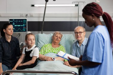 Afro-Amerikan asistanı, hastalık tedavisini açıklayan tıbbi uzmanlığı analiz ediyor.