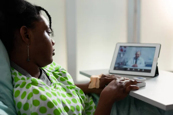 Jeune malade utilisant une tablette pour un appel vidéo de télémédecine — Photo