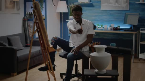 Africano americano homem estudando projeto vaso com lápis — Vídeo de Stock