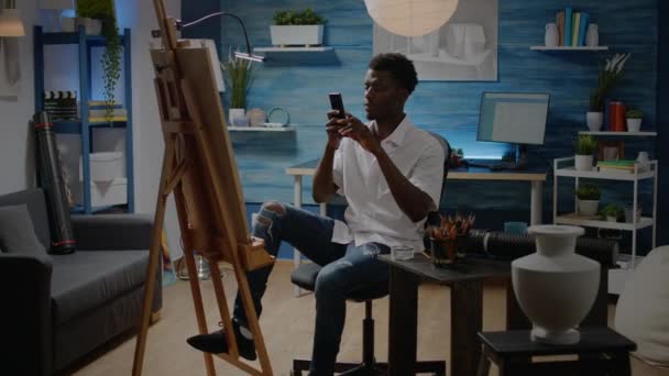 非裔美国成年人使用智能手机进行绘图过程 — 图库视频影像