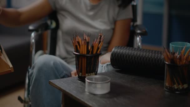 Gros plan de l'artiste afro-américain handicapé et des crayons sur la table — Video