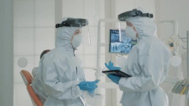 Diş dolabında dijital tablet kullanan profesyonel stomatologlar