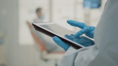 Modern tablette diş röntgeni kullanarak elinizi kapatın