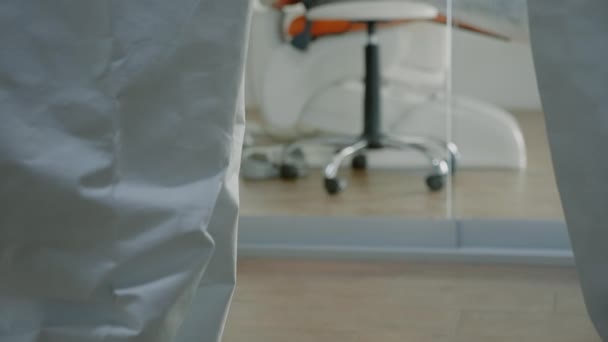 Gros plan de la radiographie dentaire sur l'écran de la tablette numérique — Video