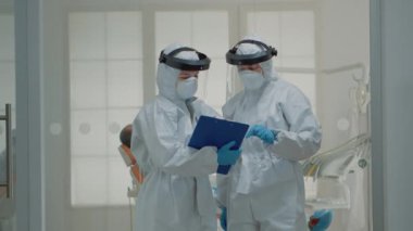 Stomatoloji uzmanları hasta dişleri hakkında konuşuyorlar.