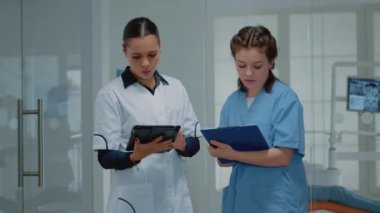 Ortodontistlerin çalışma takımı diş ameliyatını tartışıyor