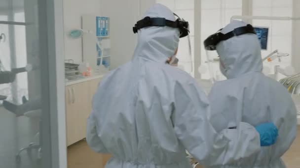 환자 와상의 할 준비를 하고 있는 정형외과 의사 — 비디오