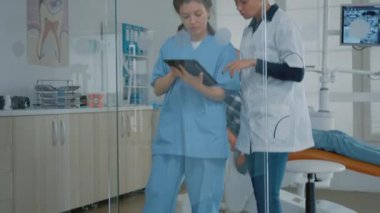 Dijital tableti inceleyen profesyonel stomatolog ekibi