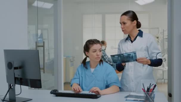 看護師と病理学者のチームはX線とコンピュータを調べる — ストック動画
