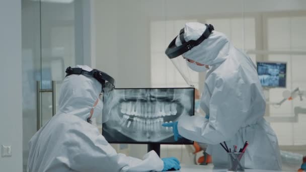 Estomatólogo profesional mirando la animación de dientes en la pantalla — Vídeos de Stock