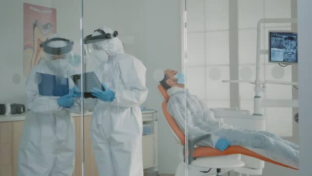 Stomatologlar hasta ağız sağlığı için dijital tablete danışıyorlar — Stok video