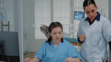 Doktor stomatoloji ekibi diş röntgenini analiz ediyor