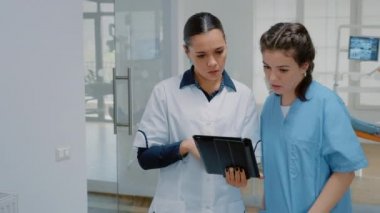 Oral bakım kliniğindeki dijital tableti analiz eden stomatoloji personeli