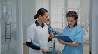 Diş röntgeni kullanan ortodontist ve asistan.