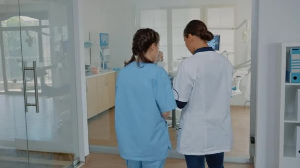 Orthodontisch team bespreekt tandverzorging met röntgenscan — Stockvideo