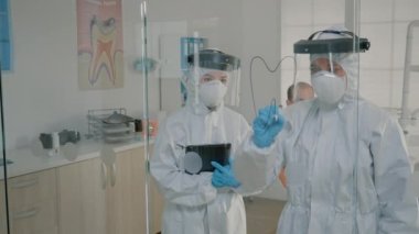 Stomatoloji doktoru keçeli kalemle cama diş çiziyor.