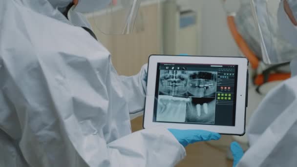 Primer plano de la radiografía dental en la tableta moderna — Vídeos de Stock