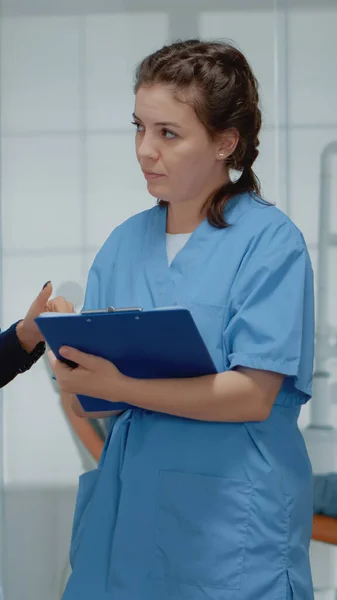 Equipo de trabajo de ortodoncistas discutiendo operación dental — Foto de Stock