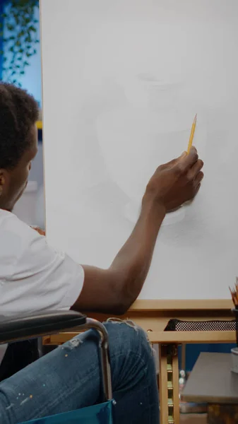 Schwarzer junger Künstler mit Behinderung gestaltet Vasendesign — Stockfoto