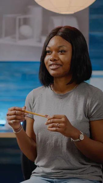 Afro-Amerikaanse vrouw met artistieke verbeelding tekenen op doek — Stockfoto