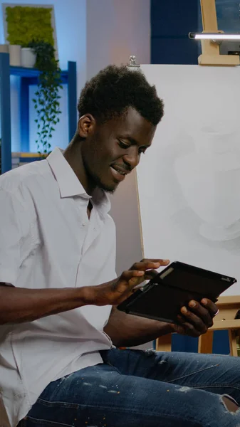 Dijital tablet kullanan Afrikalı Amerikalı yaratıcı sanatçı — Stok fotoğraf