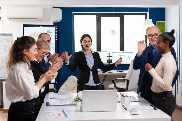 Motivado feliz diverso equipo de negocios gente aplaudiendo — Foto de Stock