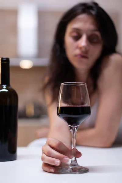 Primer plano de vidrio y botella llena de vino para mujer — Foto de Stock