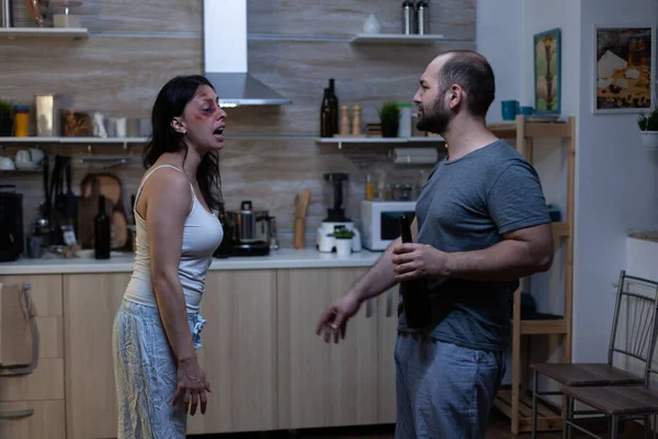 Муж и жена ссорятся и кричат дома — стоковое фото