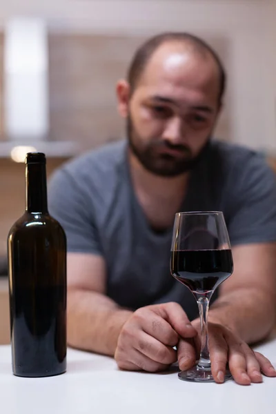 Närbild av flaska och glas vin beredd för människan — Stockfoto