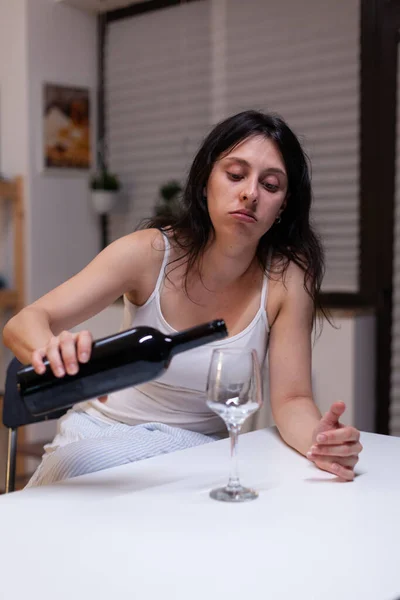 Алкогольна жінка з пляшкою вина і скла відчуває сум — стокове фото