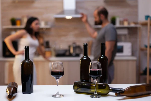 Primo piano di bottiglie e bicchieri pieni di vino — Foto Stock