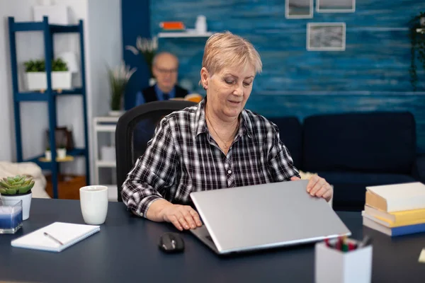 Imprenditore maturo seduto davanti al computer portatile — Foto Stock