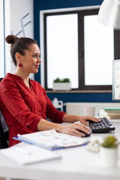 Donna d'affari di successo che lavora su computer in ufficio aziendale — Foto Stock