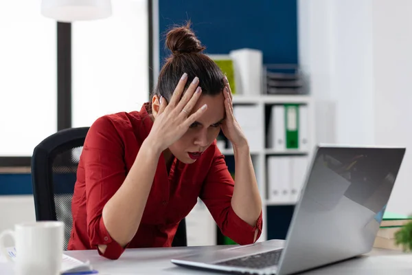 Frustrada mujer de negocios que tiene problemas con no trabajar portátil — Foto de Stock
