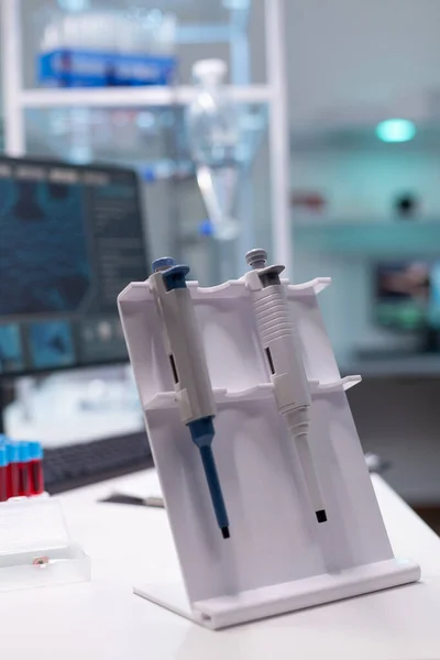 Micropipeta médica em pé na mesa pronta para o experimento de teste científico de microbiologia — Fotografia de Stock