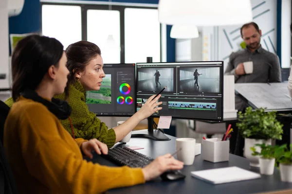 Team av redaktörer kvinnor som arbetar med modern studio post production programvara — Stockfoto