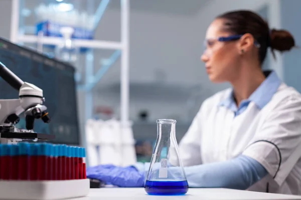 Scientist researcher woman typing pharmaceutical vaccine innovation results — Stock Photo, Image