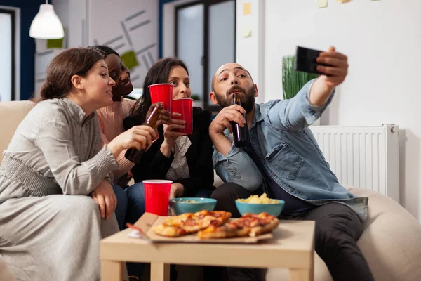 Diverrse grupo de compañeros de trabajo tomando selfie en el teléfono inteligente —  Fotos de Stock