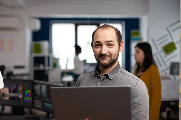 Trabajador creativo editor de vídeo de pie delante de la cámara — Foto de Stock