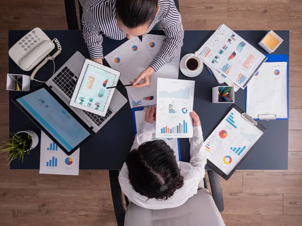 Vista superior del gerente explicando la estrategia financiera a los empleados sentados en el escritorio — Foto de Stock