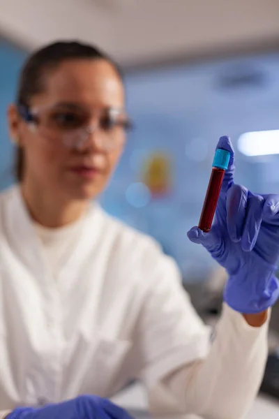 Médecin chimiste tenant une fiole de sang pour les tests — Photo