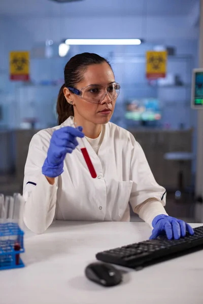 Medico biotecnologico nei test di laboratorio del campione di sangue — Foto Stock