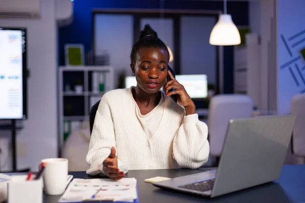 Stressed exhausted african american businesswoman talking with manager — Stock Photo, Image