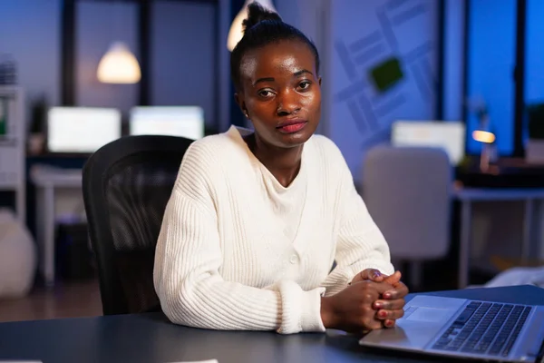 Portrét unavené africké americké podnikatelky pracující na finanční strategii — Stock fotografie