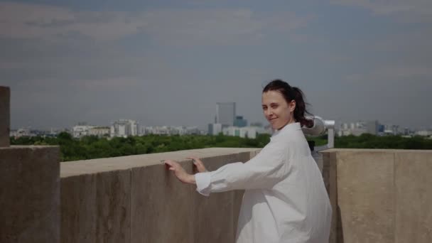 Mulher caucasiana admirando vista panorâmica da cidade moderna — Vídeo de Stock