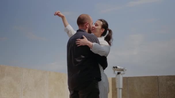 Jovem casal beijando no topo da torre skyline acima da cidade — Vídeo de Stock