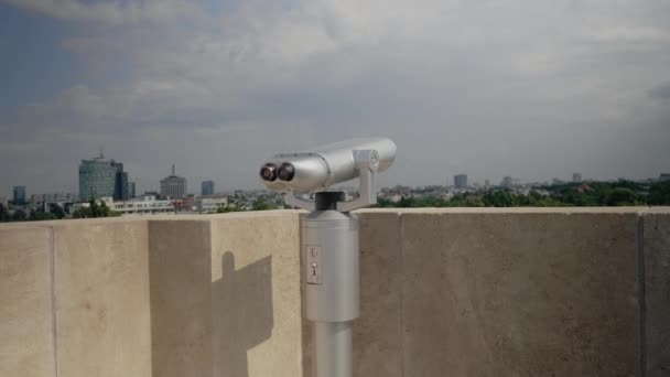 Primo piano del telescopio sul tetto del grattacielo — Video Stock