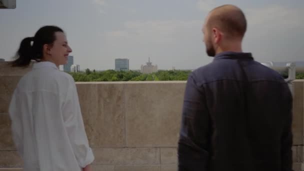 Coppia caucasica in piedi sulla cima della torre skyline — Video Stock